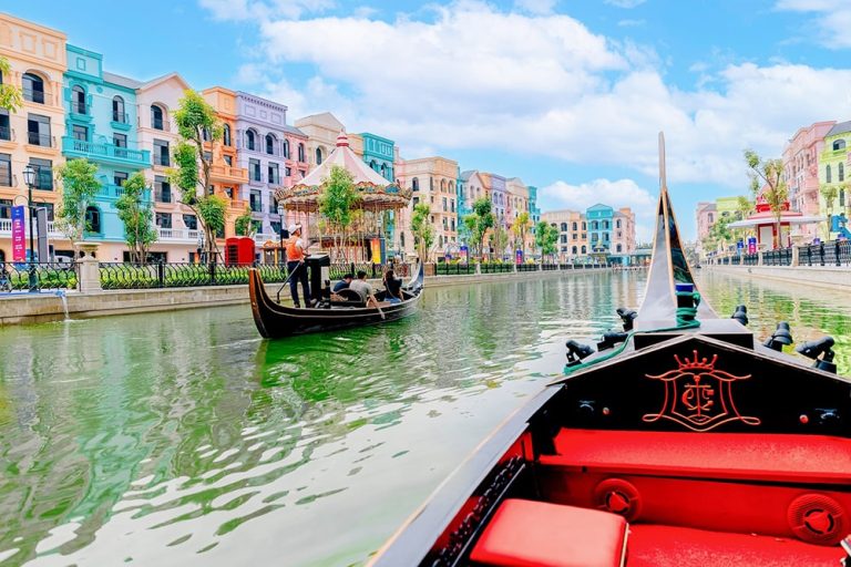 Du thuyền Gondola dọc sông Venice